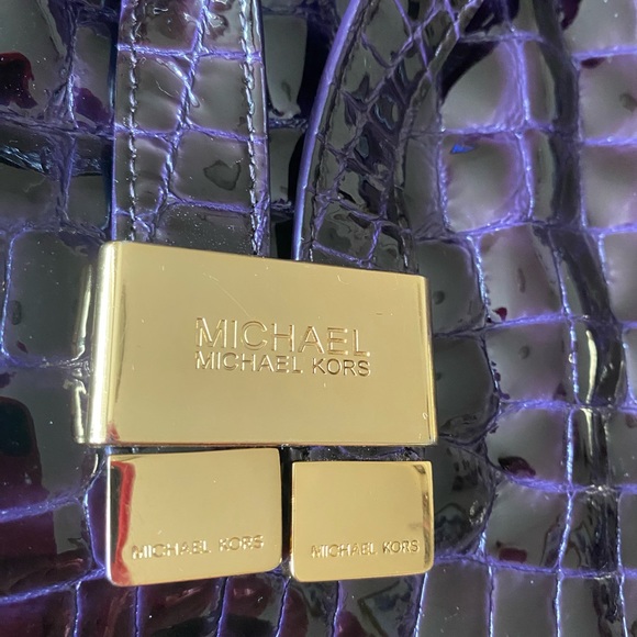 Stunning purple croc skin Michael Kors handbag. 16 x 10 x 5 inches. Very roomy - Picture 12 of 16